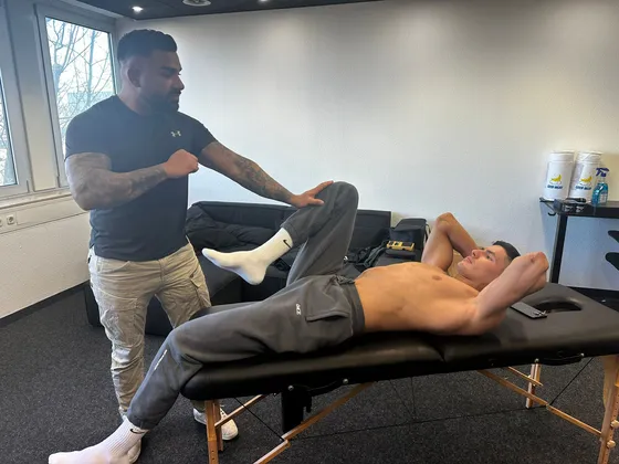 Zeki und Islam Dulatov nach der Behandlung — TENS-Therapie
